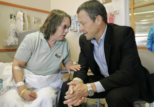 LANCE ARMSTRONG, seven-time winner of the Tour de France, chats yesterday with Debbie Truelove, of Rotterdam, N.Y., at the Dana-Farber Cancer Institute in Boston. The bicycling legend, who's running in the Boston Marathon on Monday, is raising funds to fight cancer.