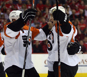 Flyers' Scottie Upshall celebrates his goal with R.J. Umberger in first period against Capitals last night at Verizon Center.