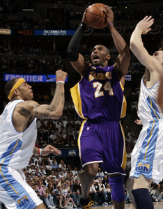 Kobe Bryant slips between the Nuggets' Kenyon Martin (left) and Eduardo Najera during the Lakers' third-straight win.