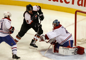 Flyers' Mike Knuble skates in on Canadiens goalie Jaroslav Halak, who replaced Carey Price in net.