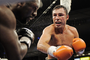 Oscar De La Hoya beat Steve Forbes in 12-round decision.