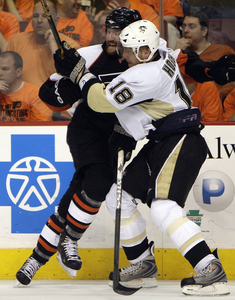 Scott Hartnell (left) battles with Penguins' Marian Hossa in third period.