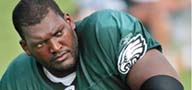 Offensive lineman Winston Justice stretches after the morning session of Eagles Training Camp at Lehigh University in Bethlehem, Pa., on August 8, 2007.   David Maialetti / Philadelphia Daily News 