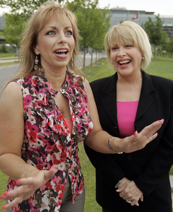 Paula Jones (left), Gennifer Flowers announce their joint Web venture at the Clinton Presidential Library in Little Rock, Ark.