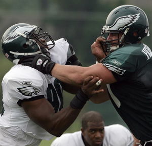 Darren Howard (left) battles with guard Todd Herremans during workout yesterday.