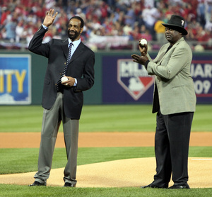 Garry Maddox (left) and Gary Matthews, who starred for the 1983 NL pennant-winning Phillies, throw out ceremonial first pitch last night.