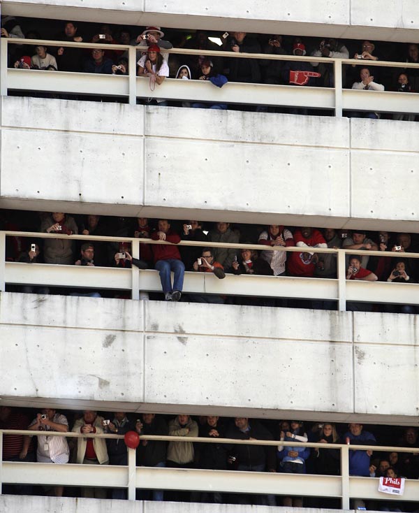 Fans watch from a parking garage along West Market Street during the Phillies World Series parade in Philadelphia, Pa., October 31, 2008. ( David Maialetti / Staff Photographer )