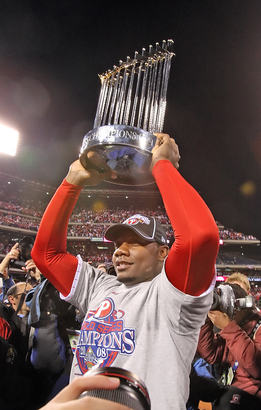 Vols fans pose with Atlanta Braves' World Series trophy