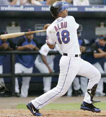 Alou draws interest from Phils