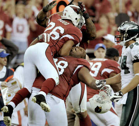 Kurt Warner of the Arizona Cardinals walks off of the field after