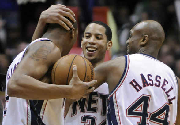 New Jersey Nets guard Devin Harris drives to the basket around Los