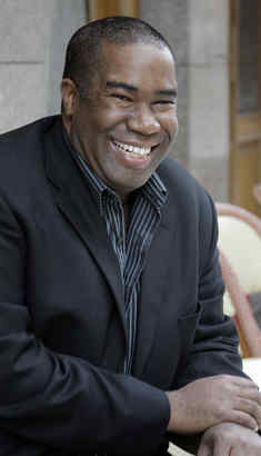 Philadelphia bass Eric Owens gave an affecting performance of Mahler's "Songs of a Wayfarer" with the Philadelphia Orchestra.