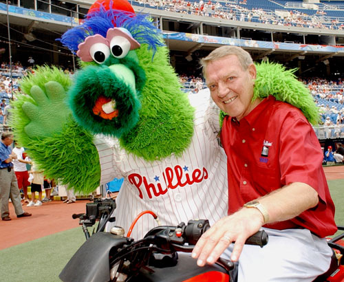 Legendary voice Harry Kalas collapses, dies before Phils game in D.C.