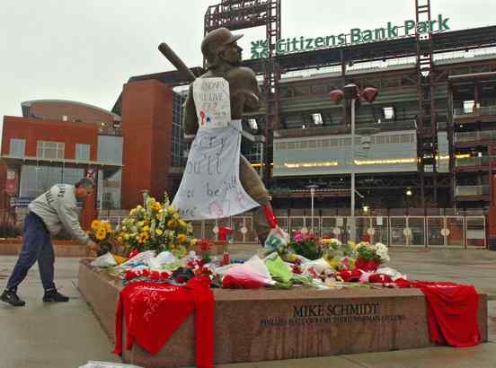 Mike Schmidt Statue/Harry Kalas Memorial - Picture of Citizens