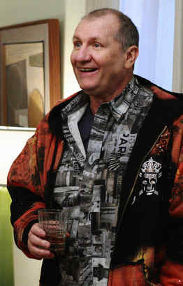 Ed O´Neill stars as the husband of a much younger wife.