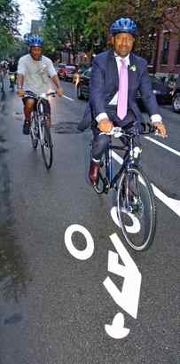 Mayor Nutter rides down the new Pine Street bike lane yesterday morning. Think you´ll see him there tomorrow?