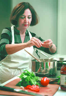Hazan prepares one of her shortcut meals at Foster´s Homeware in Old City.