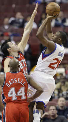 The Sixers&acute; struggling Thaddeus Young rises to shoot while covered by New Jersey&acute;s Eduardo Najera.