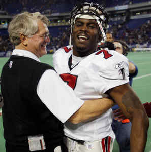 Michael Vick makes triumphant return to Georgia Dome