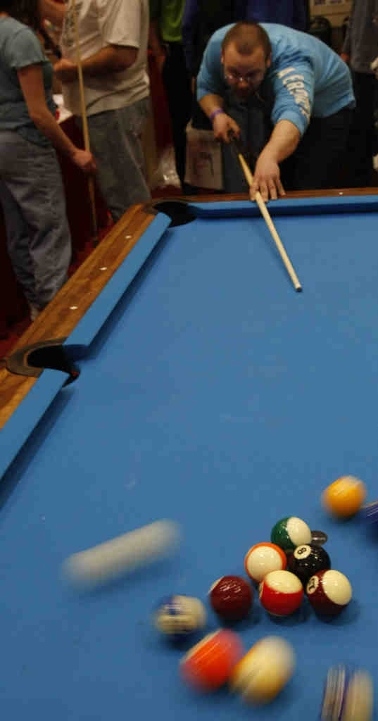 WATCH: Pool cue raiders burst into Tipton Farmfoods