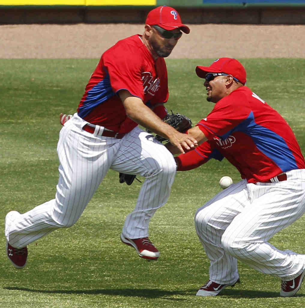 Shane Victorino injured in outfield collision with Raul Ibanez