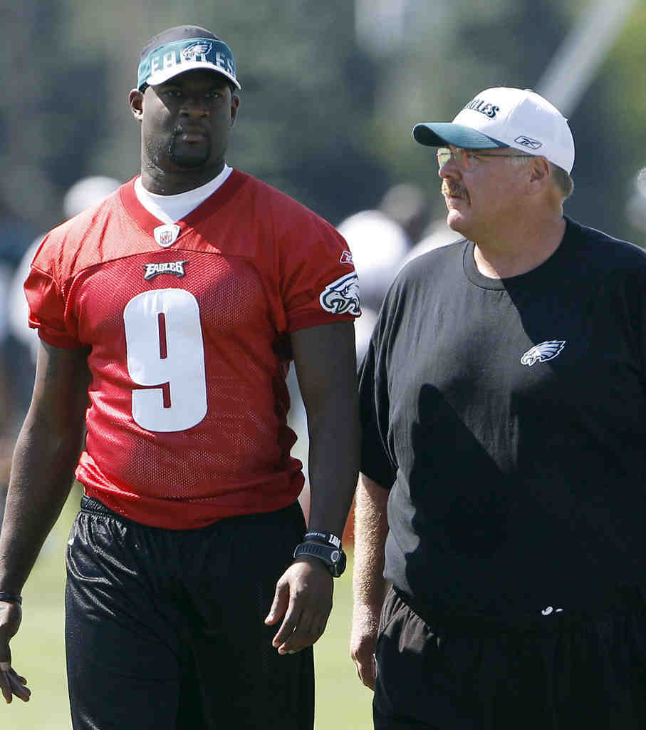 In Losing a Mentor in McNair, Vince Young Becomes One - The New