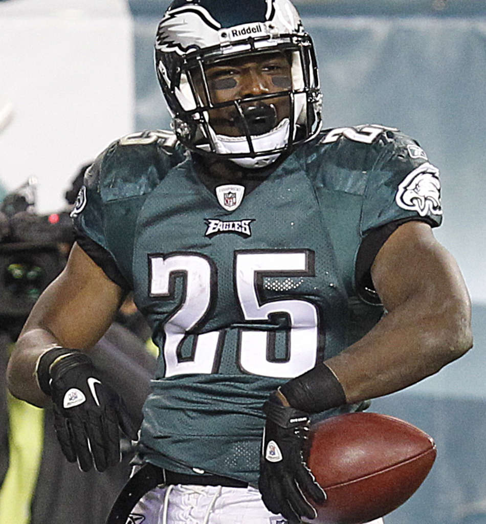 Harrisburg native, former Eagles star LeSean McCoy signs contract