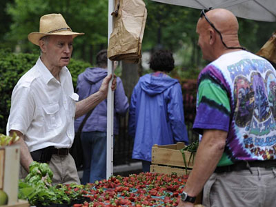 Bob Pierson, founder of Farm to City, talks with a vendor at the Rittenhouse Square Farmer&acute;s Market. RON TARVER / Staff Photographer