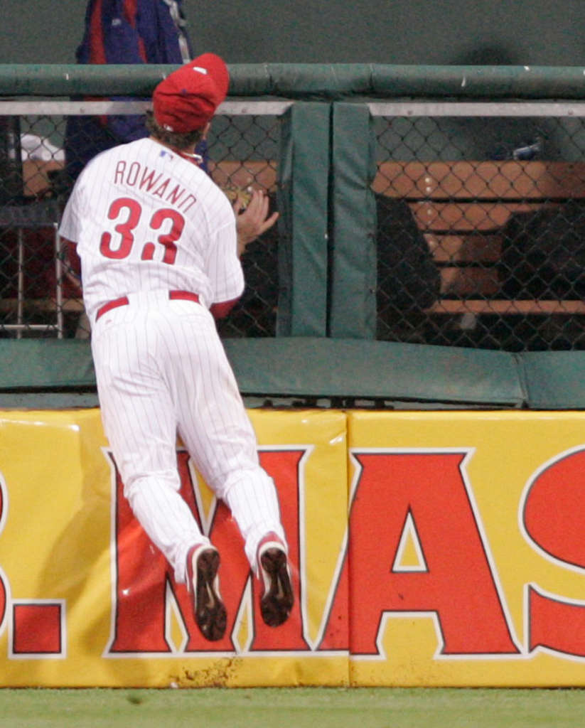 Aaron Rowand 2006 Phillies. Breaks Nose Making Great Catch! 