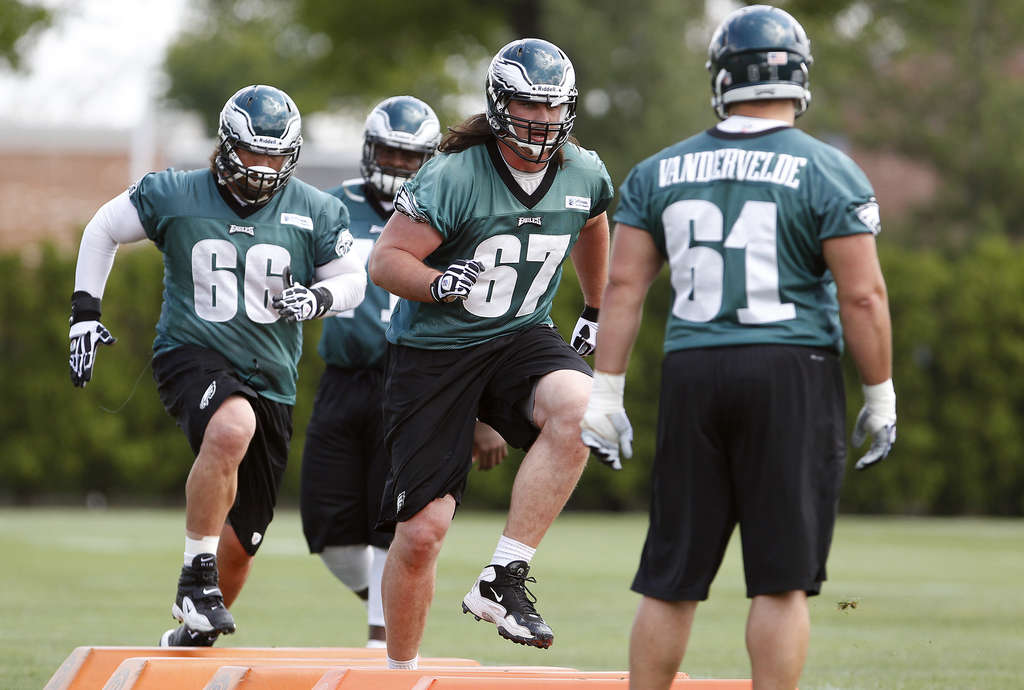 Eagles signing offensive tackle Dennis Kelly, who spent his first