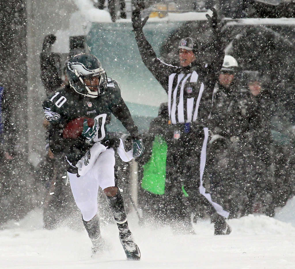 Eagles' snow-globe classic