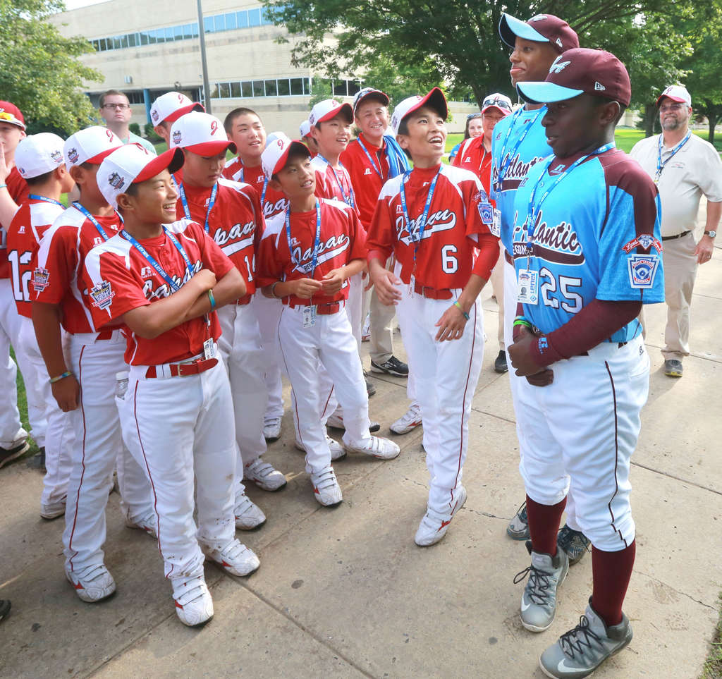 Phillies honor Mo'ne Davis and the Taney Dragons