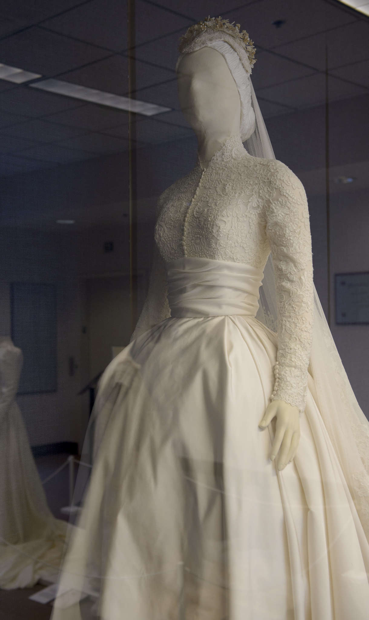 25 000 replica of Grace Kelly s wedding dress at Philadelphia