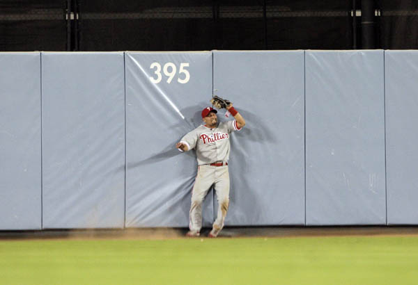Maui's Shane Victorino to throw out first pitch for Phillies in