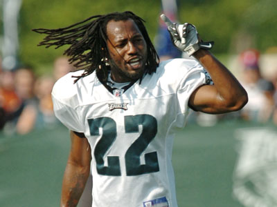 Asante Samuel trash talks to the offense after he made a good defensive play.  (Clem Murray / Staff Photographer)