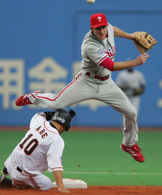 Utley, Lee help Phils stave off Series “ – The Daily Wildcat