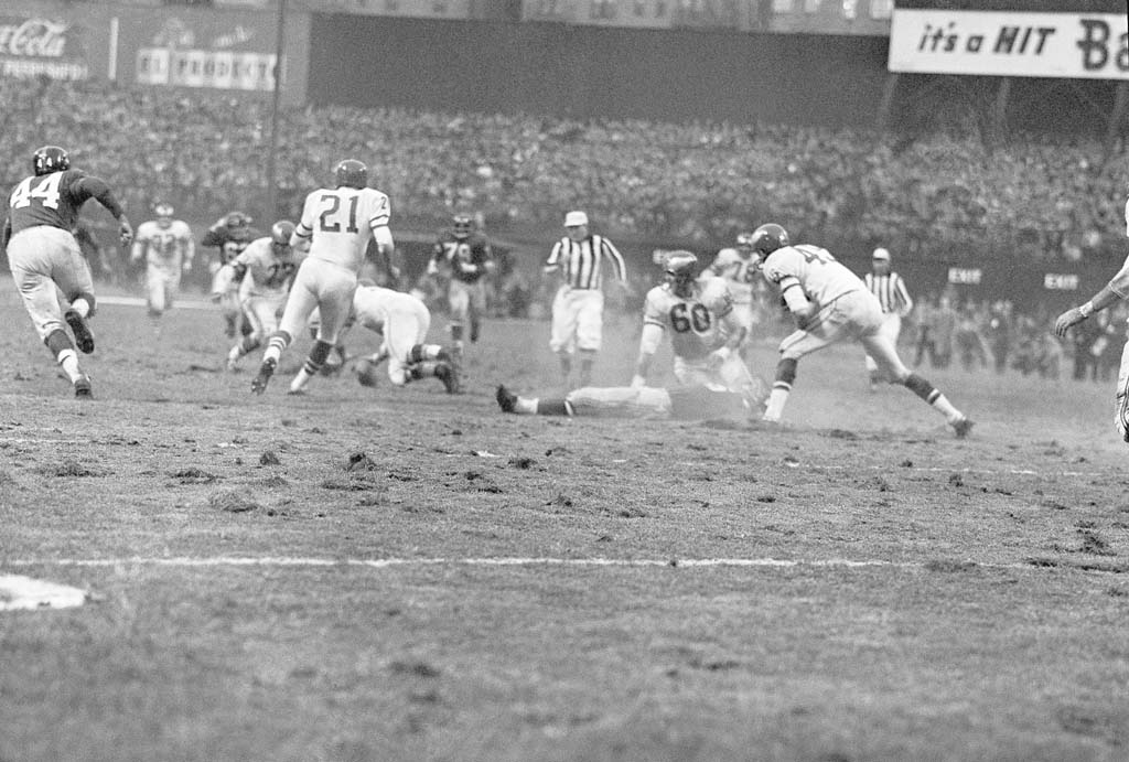 Chuck Bednarik, Eagles' Hall-of-Fame Linebacker, Dies at 89 - WSJ