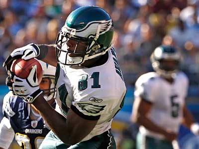 Eagles Jason Avant&acute;s reception set up their first field goal.  ( Ron Cortes / Staff Photographer ) 