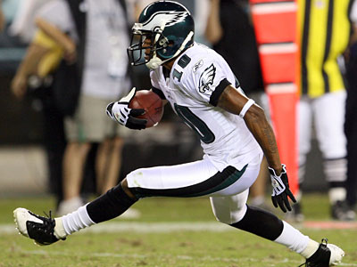 Eagles&acute; DeSean Jackson runs with the football during the third quarter break against the Jacksonville Jaguars on Thursday, August 27, 2009. <br />(Yong Kim / Staff Photographer)
