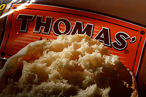 A federal appeals court in Philadelphia says a food-industry executive armed with the secret to the "nooks and crannies" in Thomas&acute; English muffins can&acute;t work for a rival amid a trade-secret lawsuit. 