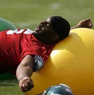 Eagles' Donovan McNabb rolls his head on the exercise ball after morning workouts at Lehigh University on Tuesday, July 22, 2008.  Yong Kim / Philadelphia Daily News






