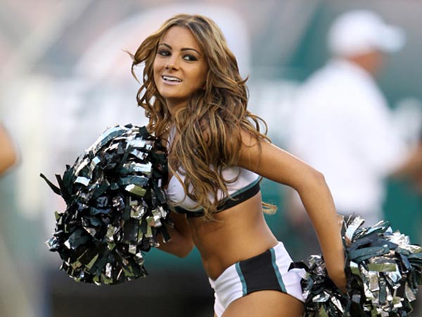 Philadelphia Eagles' Cheerleaders Wearing Vera Wang at Super Bowl – WWD