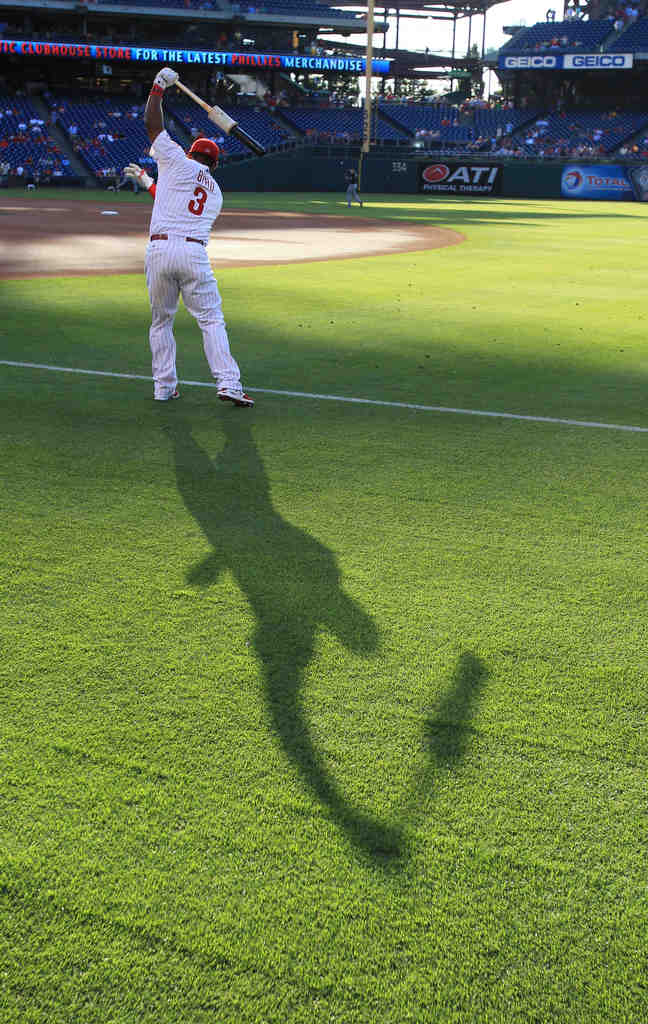 Tony Gwynn Jr. receives standing ovation from Phillies fans in