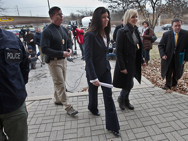 Kathleen Kane (center)  has said repeatedly that while she disclosed information to the Philadelphia Daily News about a 2009 grand jury investigation, she did not break the law in doing so. ( ALEJANDRO A. ALVAREZ / Staff Photographer ) 