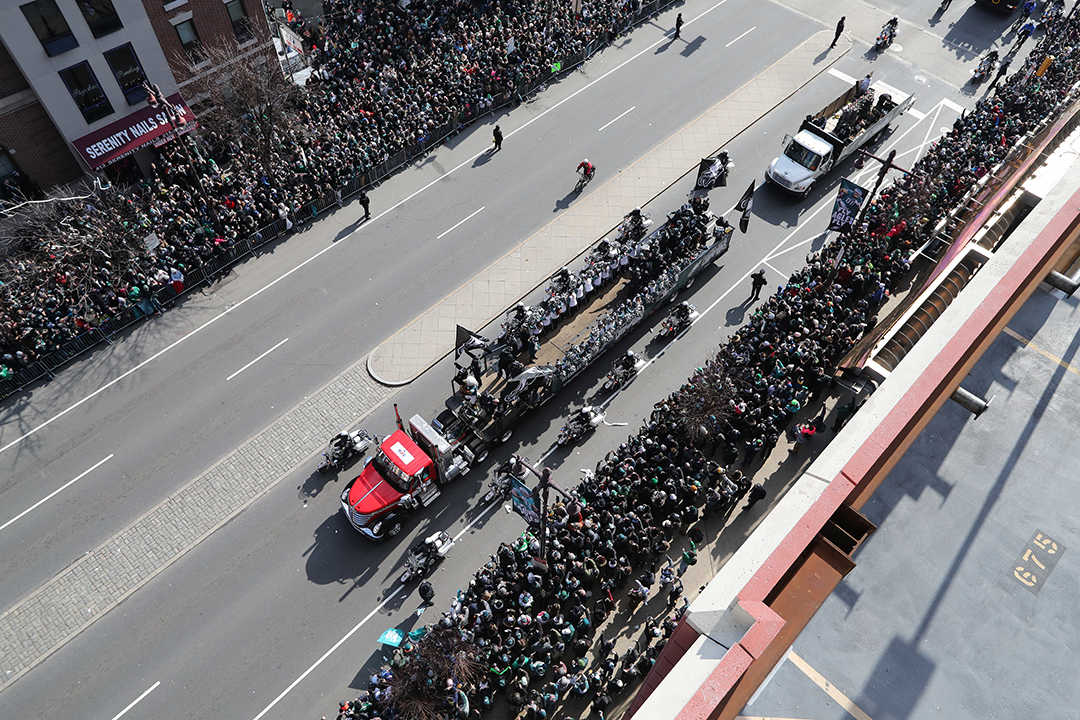 Philadelphia Eagles: Video of fan scattering grandfather's ashes at parade