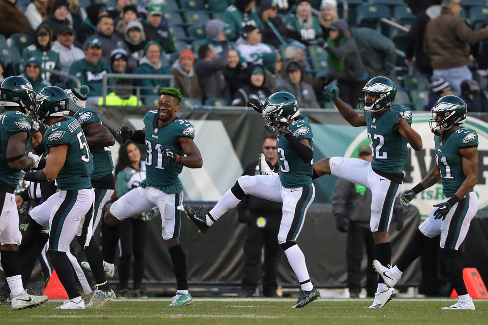 Carson Wentz tosses 3 touchdowns, Philadelphia Eagles beat Bears 31-3