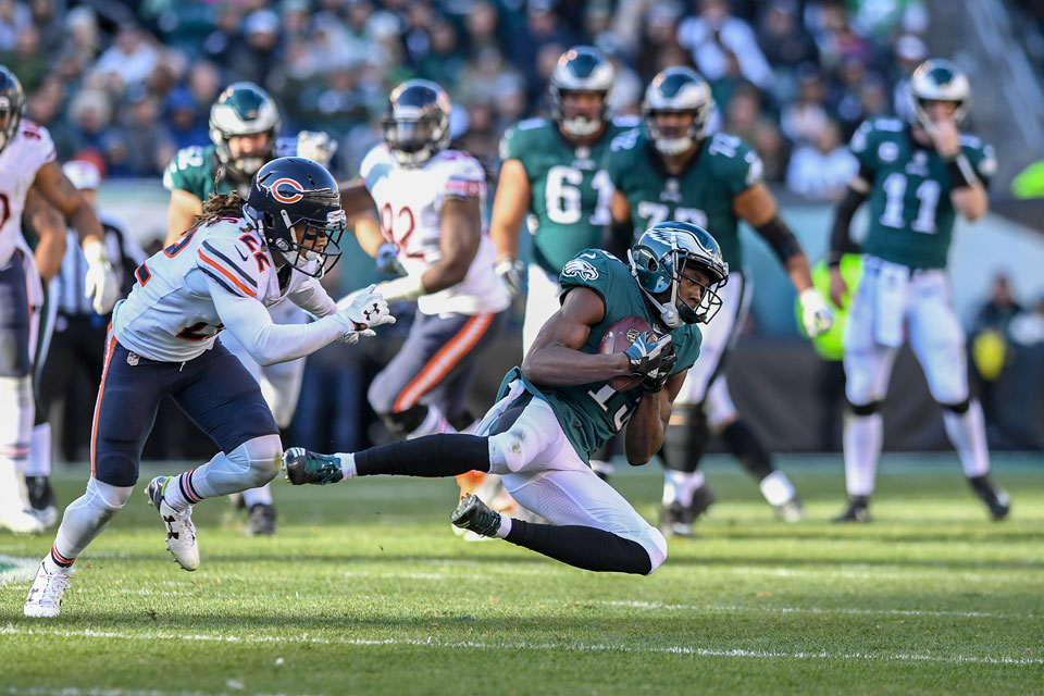 Carson Wentz tosses 3 touchdowns, Eagles beat Bears 31-3