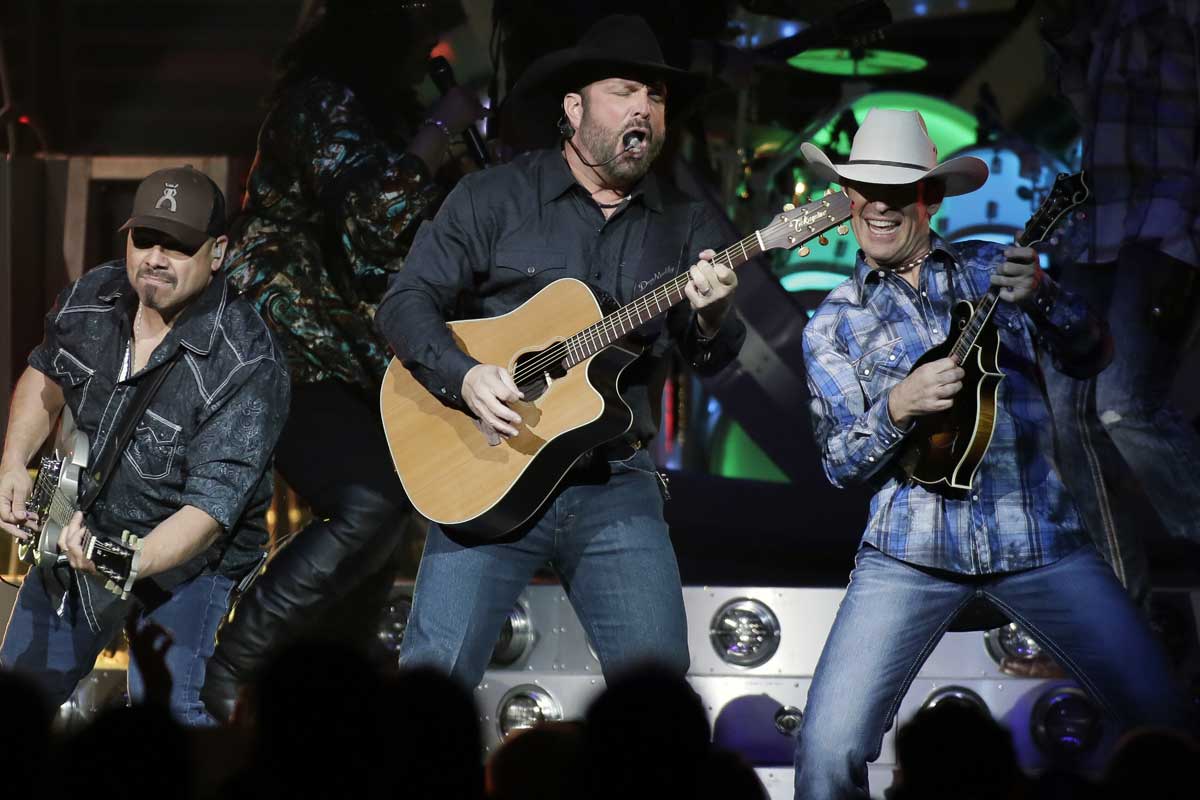 Review: Garth Brooks, bringing back the '90s in first of four Philly shows - Philly.com