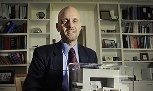 Dr. Stephen Hahn of the University of Pennsylvania has set his sights on killing tumors. (ALEJANDRO A. ALVAREZ / Daily News)<br />