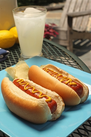 In a taste test, Nathan´s Skinless All Beef Hot Dog beat out the rest.